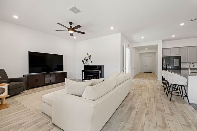 Building Photo - 17617 S Ridgerunner Dr