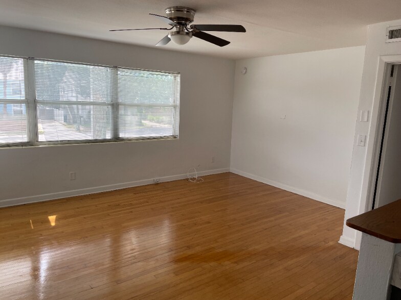 Building Photo - 301 Oleander St