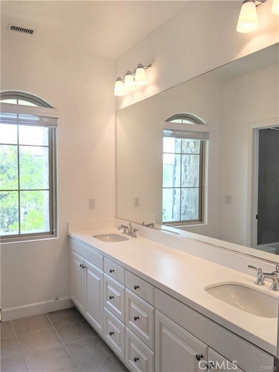 Building Photo - 62 Acorn