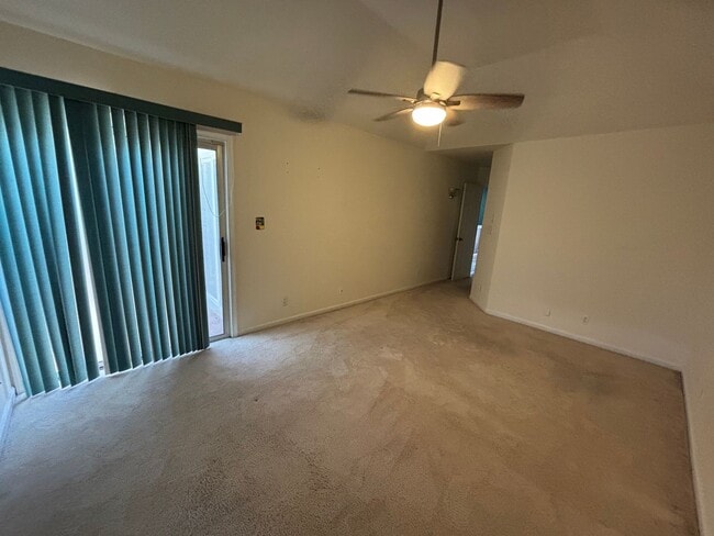 Building Photo - Charming 2 Bedroom Condo Located in York C...