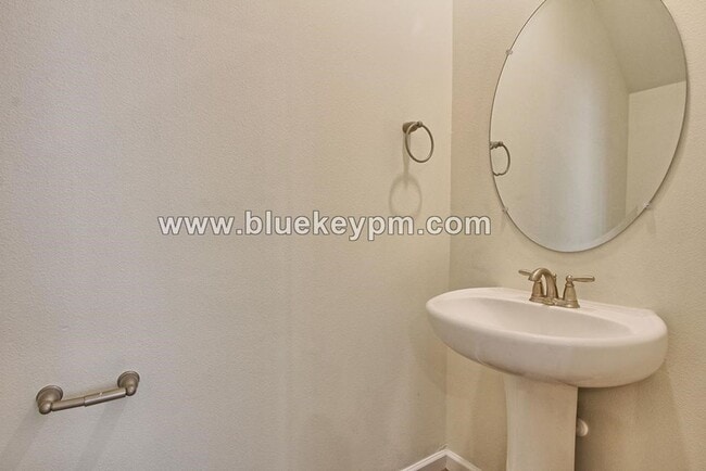 Building Photo - 4 Bed, 3 Bath Home Just off Ward Road and 4th Plain Blvd