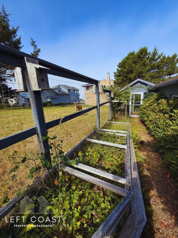 Building Photo - 6215 NE Oar Dr