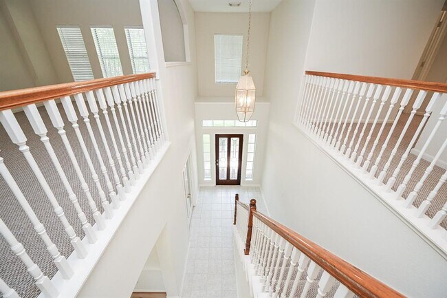 Building Photo - 18018 Somerset Knolls Ct