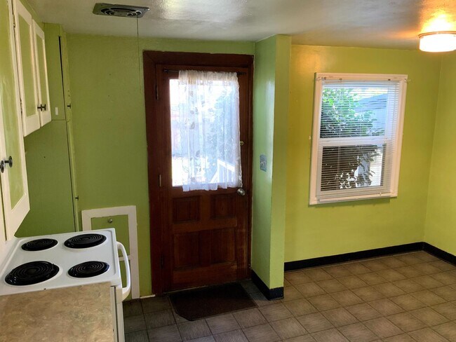 Building Photo - 4 Bedroom, 1.5 Bath House