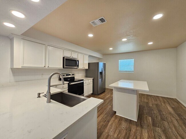 Building Photo - BRAND NEW FLOORING - AVAILABLE & MOVE-IN READY!