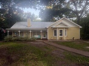 Building Photo - Country charm in this 3/2 in downtown Seld...