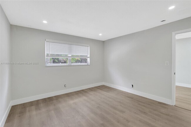 Building Photo - 5450 Hollywood Blvd