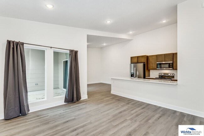 Building Photo - 3 bed, 2 bath duplex SE Wichita