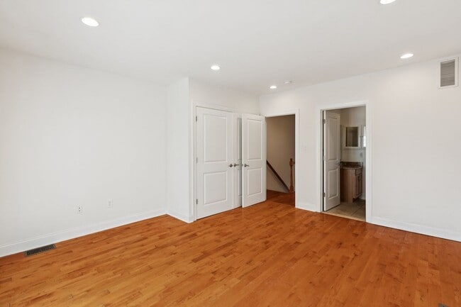 Building Photo - Beautiful 3 bedroom house with Private bac...