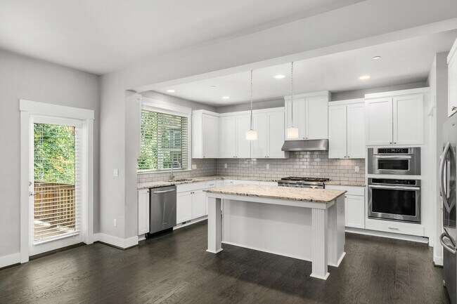 Building Photo - 6 Bedroom Home in Brookside at the Woodlands