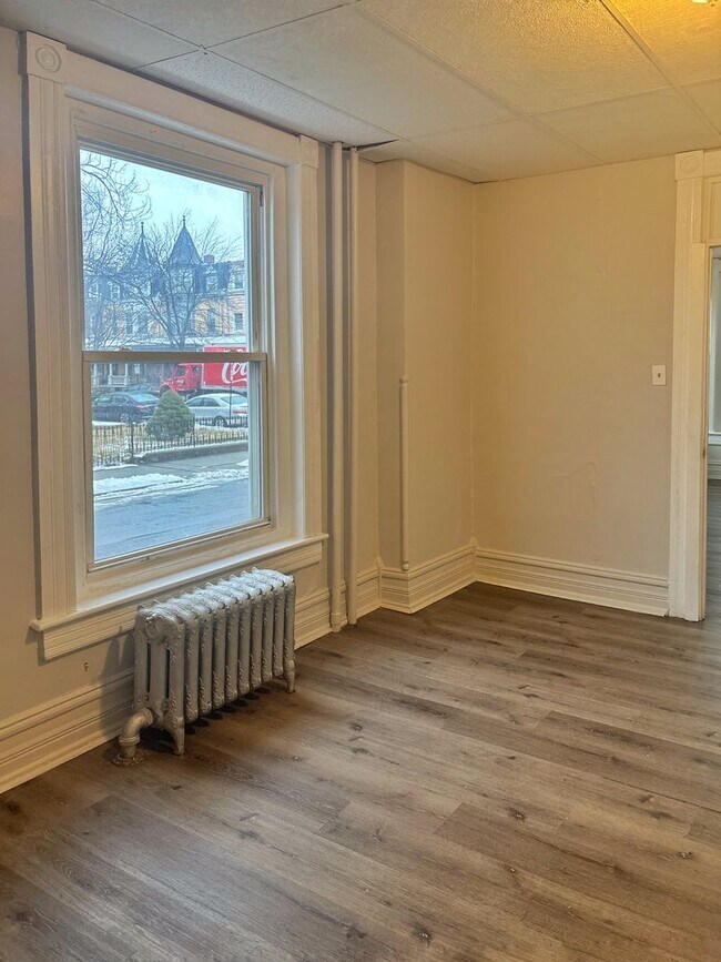 Building Photo - 448 N 6th St