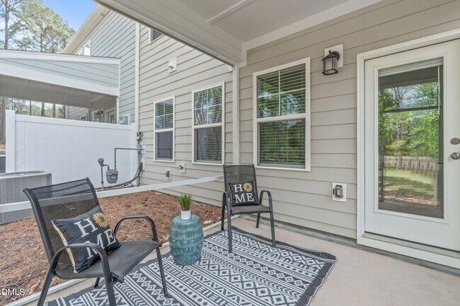 Building Photo - 1818 Porch Swing Wy