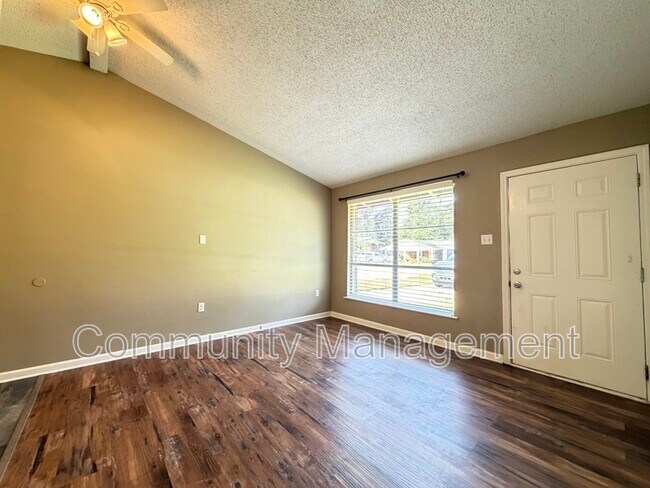Building Photo - 1442 Clinton Dr