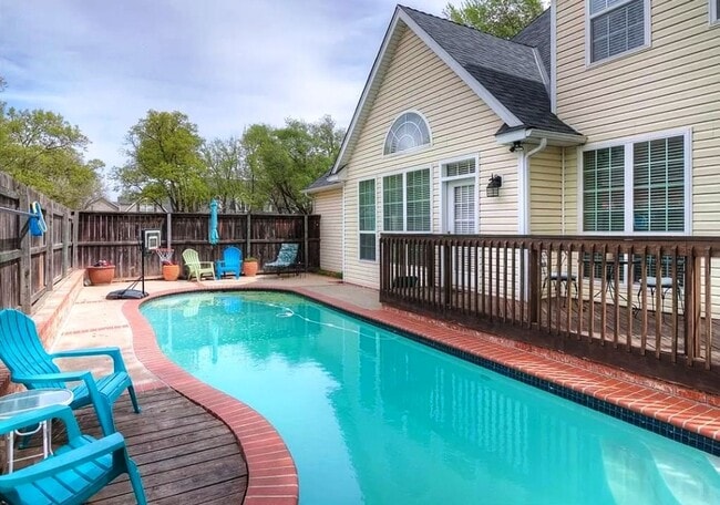 Building Photo - Executive Living in Norman complete with N...