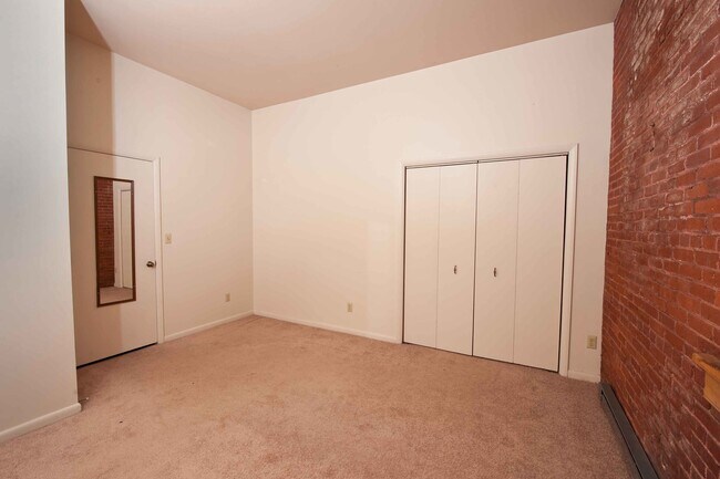 Building Photo - 613 Cherry Aly