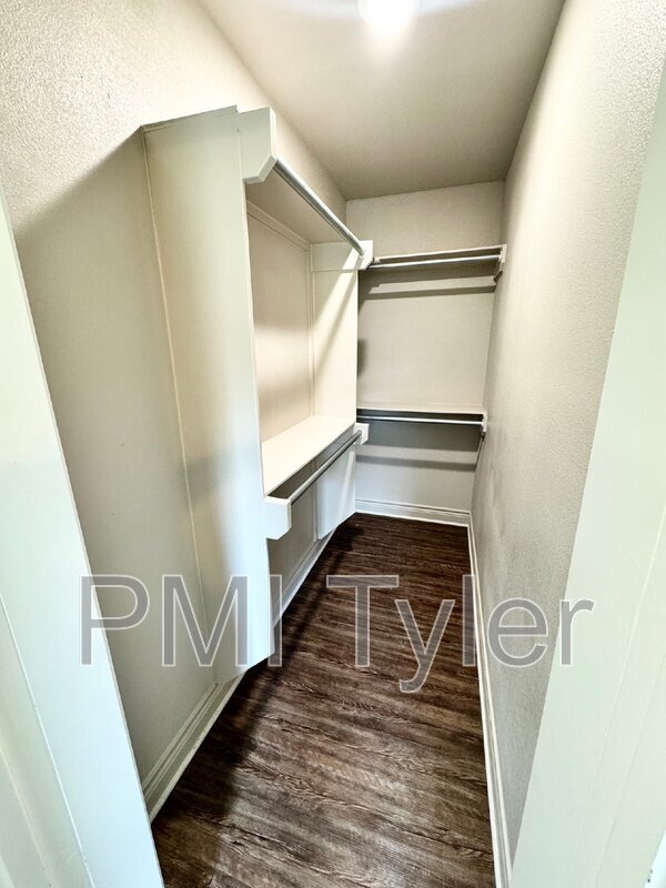 Building Photo - 1800 W Oakwood St