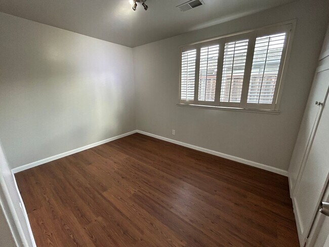 Building Photo - Spacious 3 Bed/1.5 Bath Home Located in He...