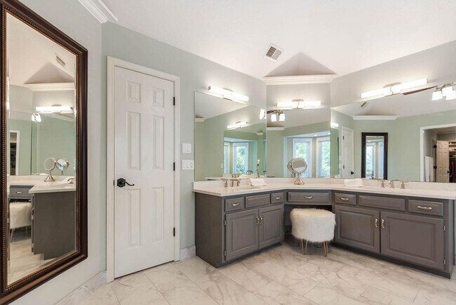 Building Photo - {5801} Spacious 2 Story Home in highly des...