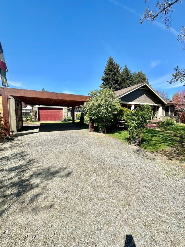 Building Photo - 3 Bedroom 2 Bath House