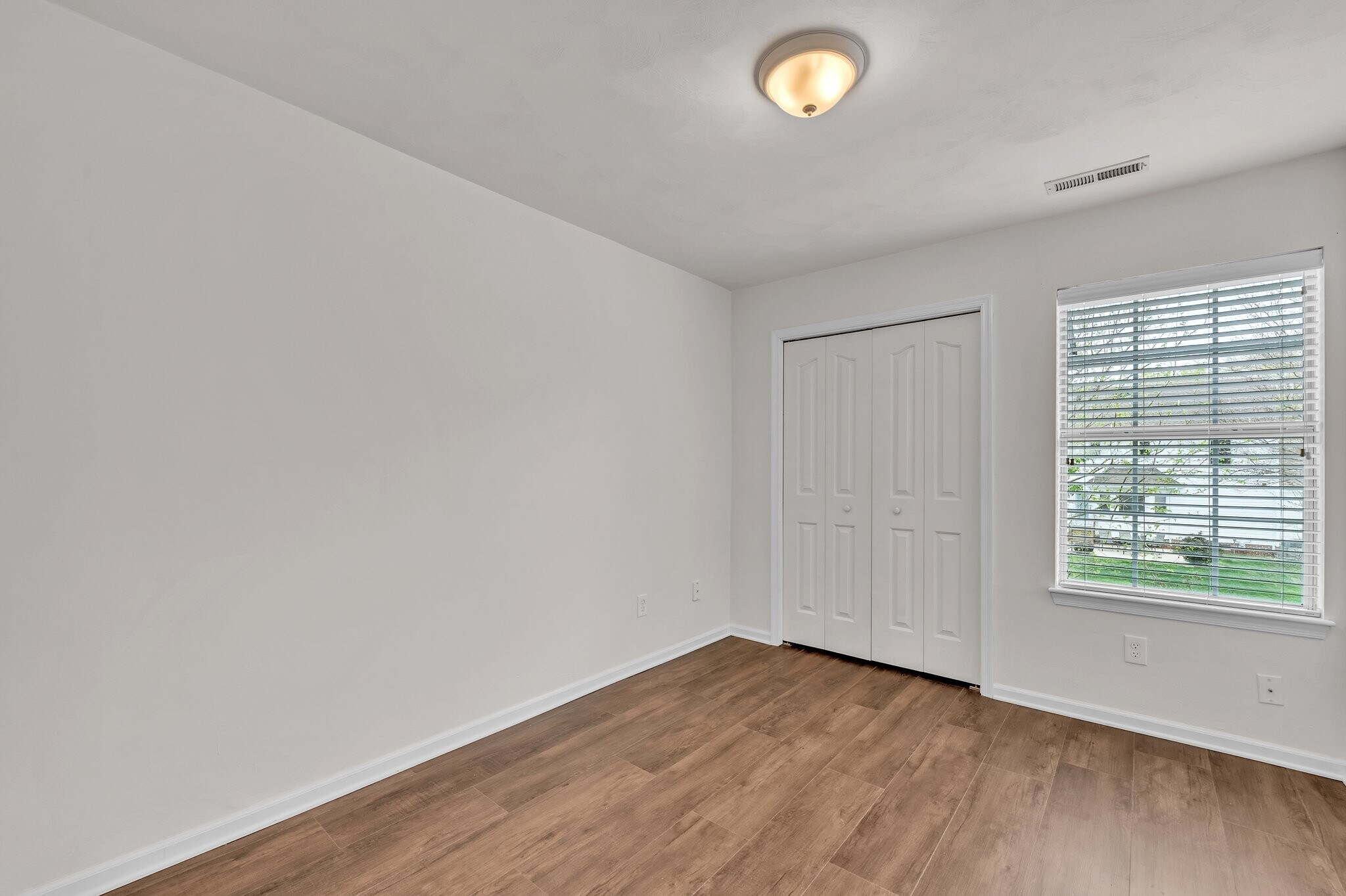 Building Photo - 518 S Lake Cir