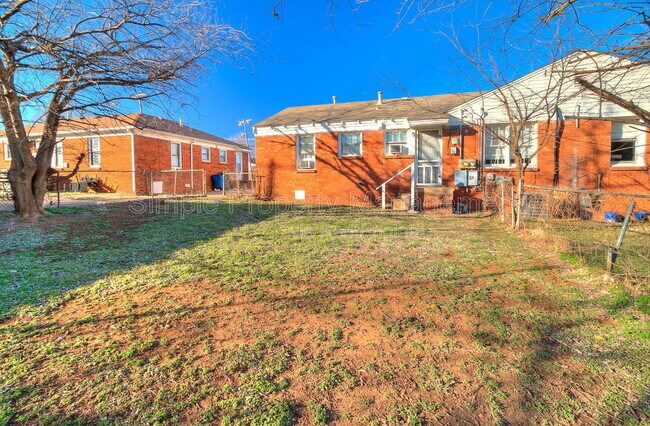 Building Photo - 532 E Indian Dr