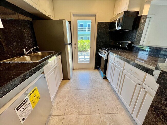 Building Photo - 2700 NE 135th St