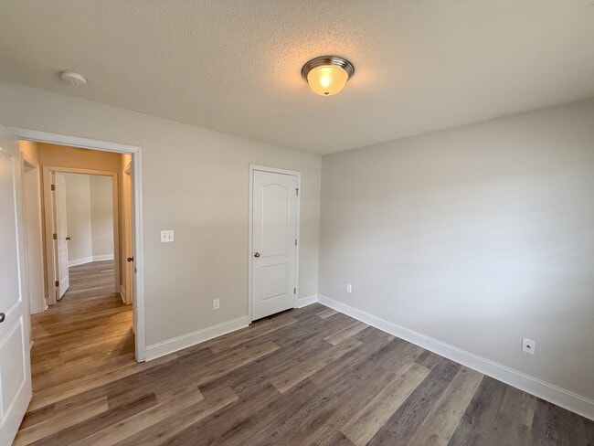 Building Photo - 211 High Green Dr