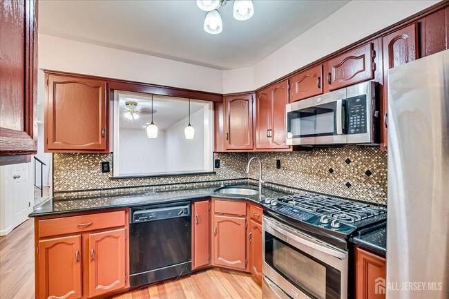 Building Photo - 6 Tulip Ct