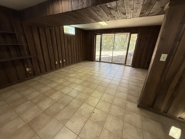 Building Photo - 565 Paris St