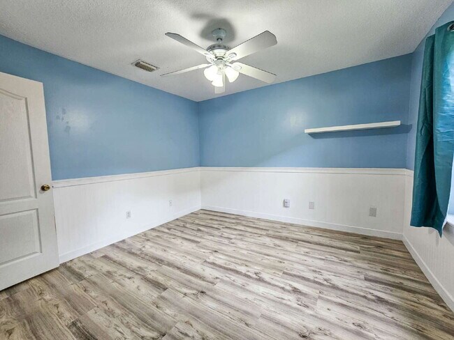 Building Photo - Waterfront Pool Home in Desirable Sunset Lakes