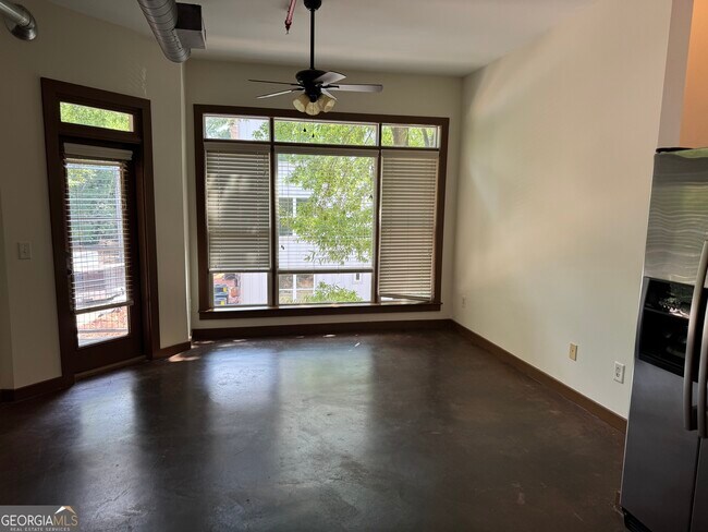 Building Photo - 250 Martha Dr