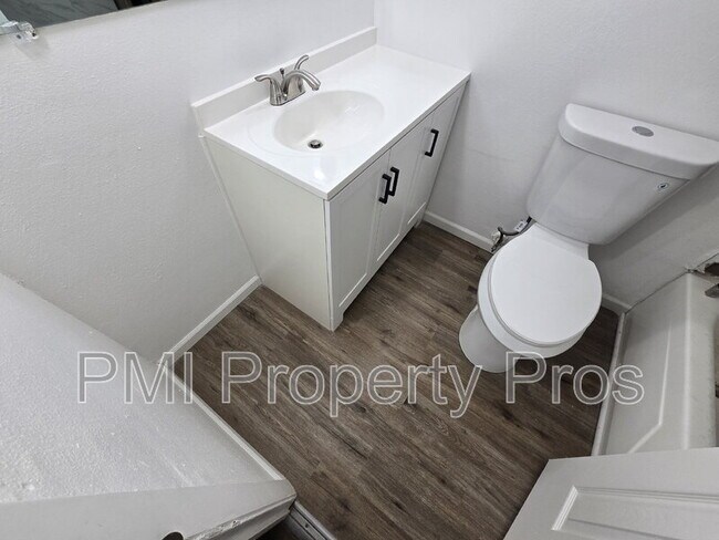 Building Photo - 8842 N 95th St