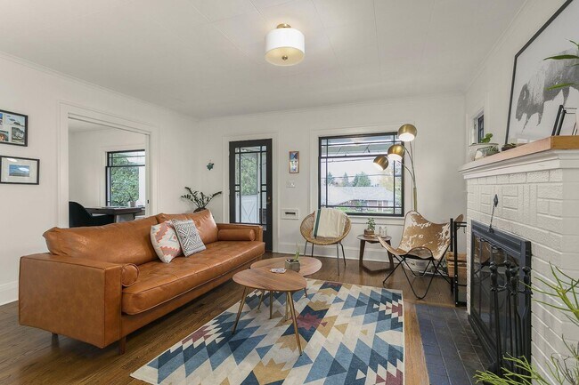 Building Photo - 3 bedroom, 2 bath gorgeous home now available by Mt. Tabor Park in SE Portland!