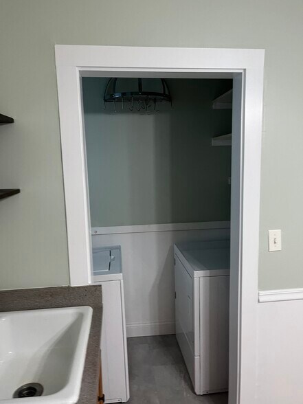 pantry/washer&dryer - 69 Calumet St