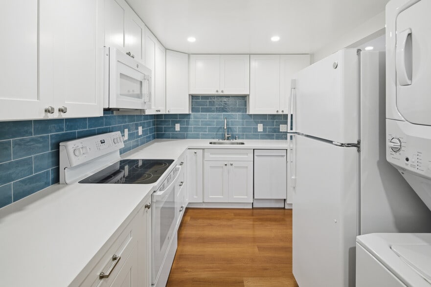 Dishwasher, 4 burner range with oven, microwave, refrigerator - 369 Palm Ave