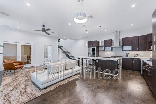 Building Photo - 425 W 9th St