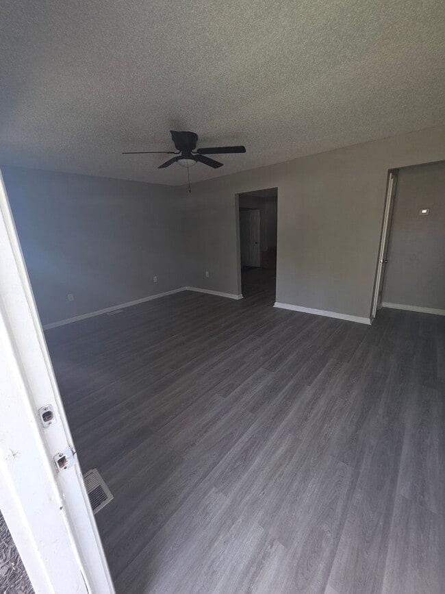 Building Photo - LIMITED TIME**NO APPLICATION FEE**1/2 OFF DEPOSIT**