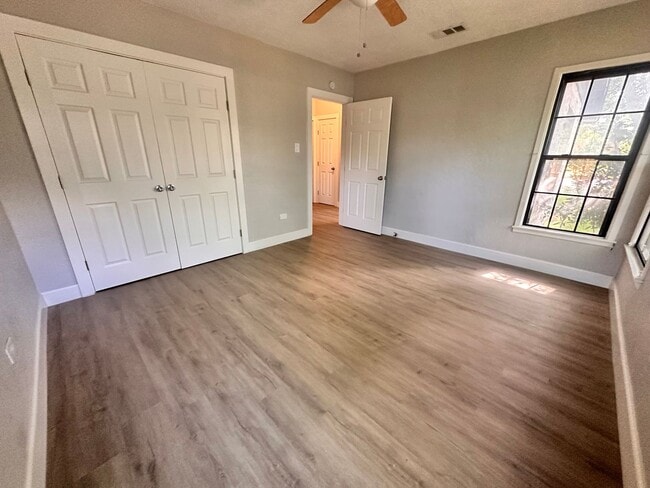 Building Photo - Charming 3 Bed 2 Bath Home with Bonus Den and Detached Garage