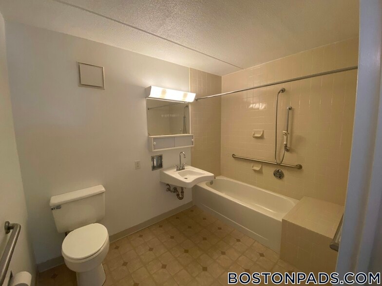 Building Photo - 757 Highland Ave