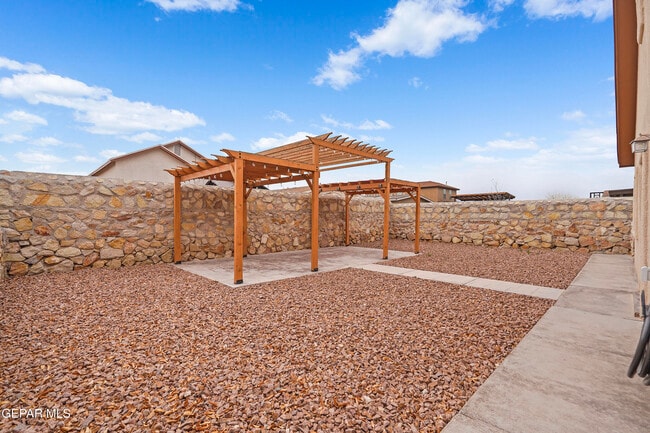 Building Photo - 14696 Jesus Almeida