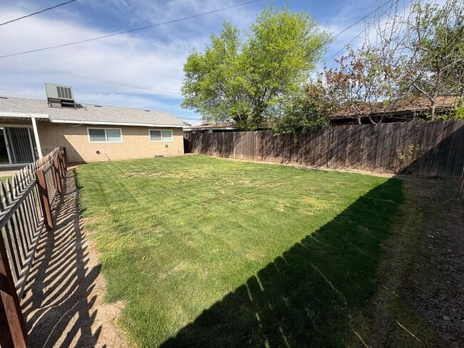 Building Photo - Spacious SE Tulare Home Near Shopping Centers Rent Ready!