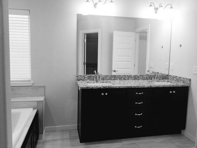 Building Photo - 500 Coconut Ln