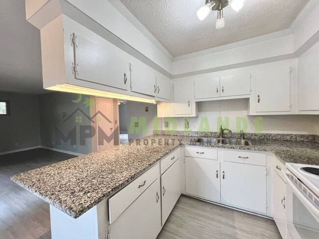 Building Photo - 623 Henderson St