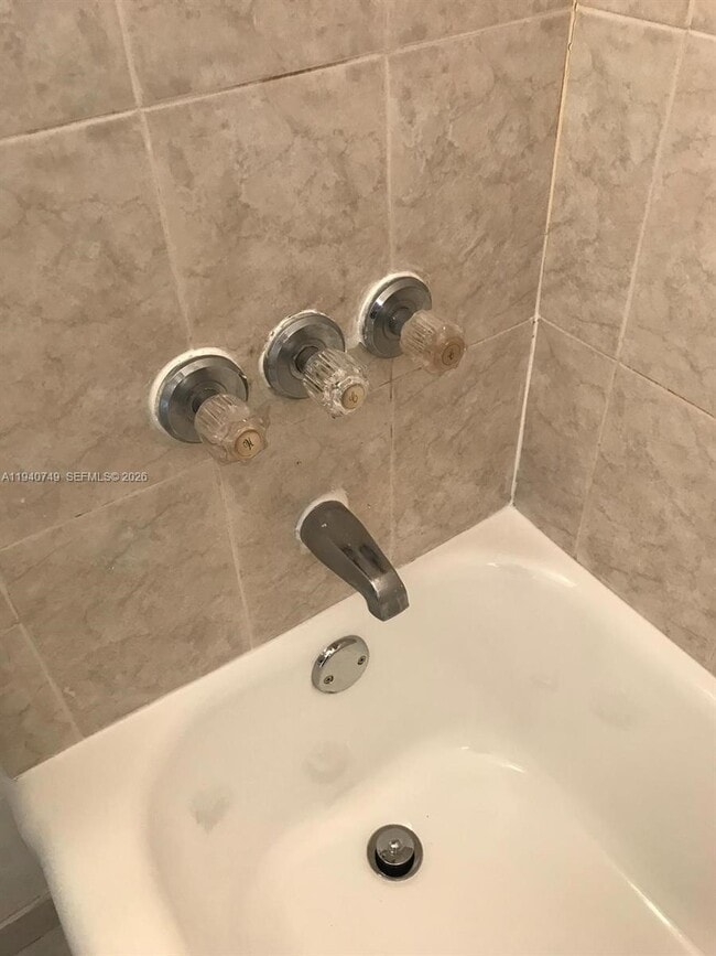 Building Photo - 1610 NW N River Dr