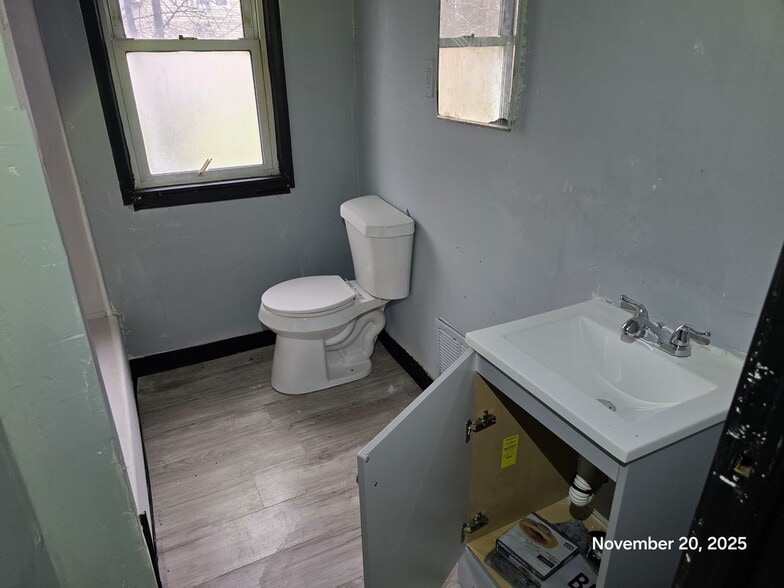 Building Photo - 9379 Manor