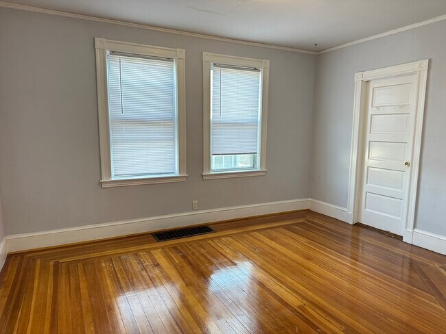 Building Photo - 10 Newport Terrace