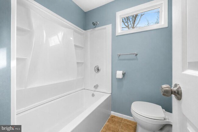 Building Photo - 565 Lamberton St