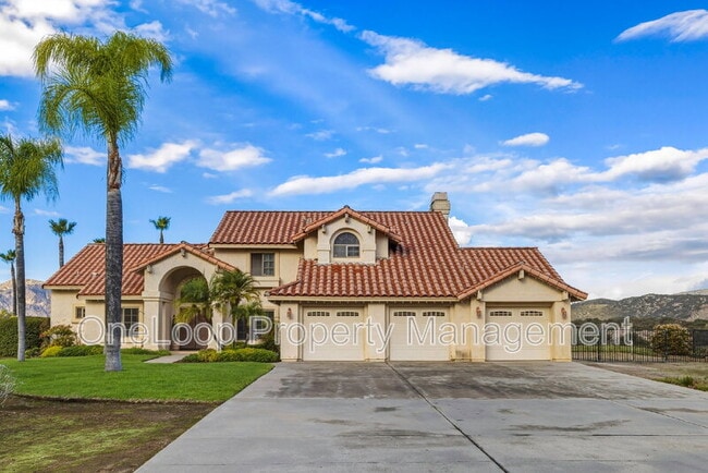 Building Photo - 493 Summerhill View