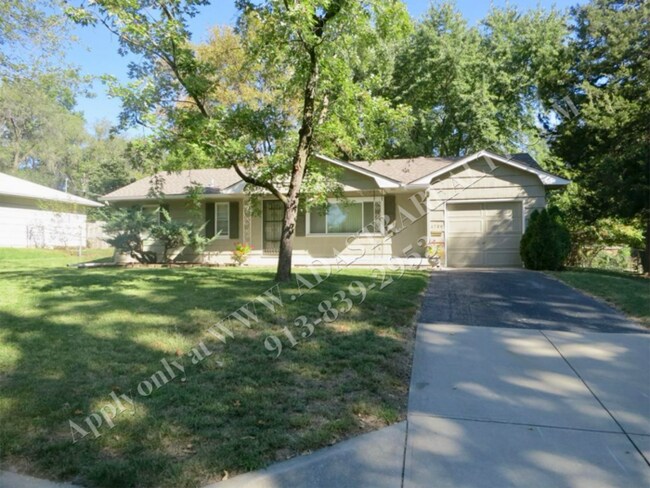 Building Photo - Beautiful 3 Bed/1 Bath Home in KCMO-Availa...