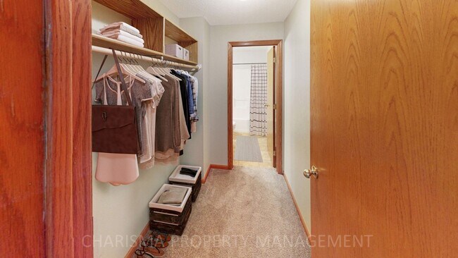 Building Photo - 3 BEDROOM, 2 BATH WALK IN TOWNHOME, ATTACH...